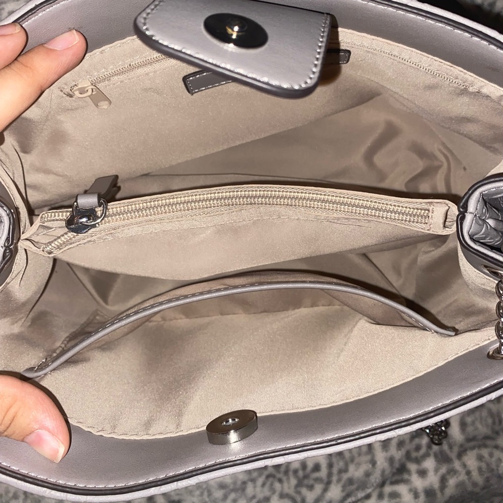 I’m selling a grey shoulder bag